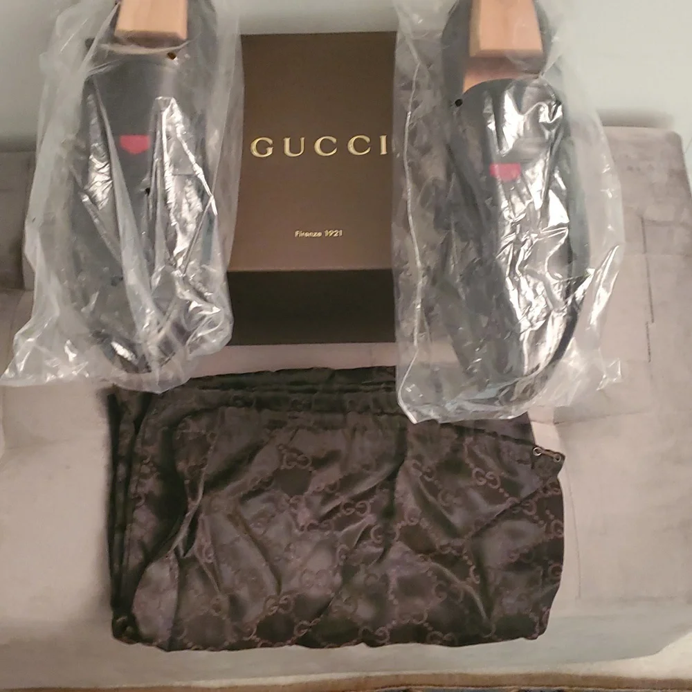 Gucci Black Leather Loafers with Red Detail. Size 9.5 European.